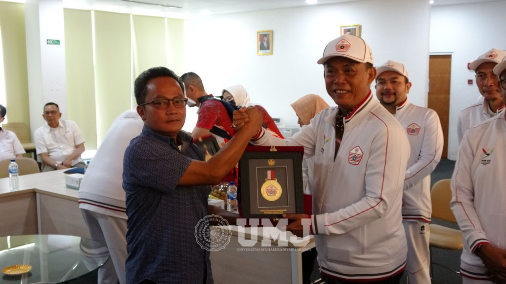 Taufiqurrachman, M.Kom., (kiri) menerima cendera mata seusai pertemuan dengan Ketua Dewan Pembina KONI DKI Jakarta Prasetyo Edi Marsudi,(kanan) di Jakarta International Velodrome